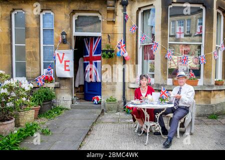 Chippenham, Wiltshire, Royaume-Uni, 8 mai 2020. Un couple est photographié prendre le thé de l'après-midi dans son jardin à l'avant, en commémoration du 75e anniversaire de la Ve journée . Credit: Lynchpics/Alay Live News Banque D'Images