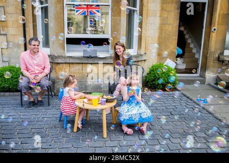 Chippenham, Wiltshire, Royaume-Uni, 8 mai 2020. Une famille est photographiée en train de pique-niquer dans son jardin à l'avant, en commémoration du 75e anniversaire de la Ve journée . Credit: Lynchpics/Alay Live News Banque D'Images