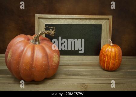 Citrouilles avec tableau de craie vide Banque D'Images