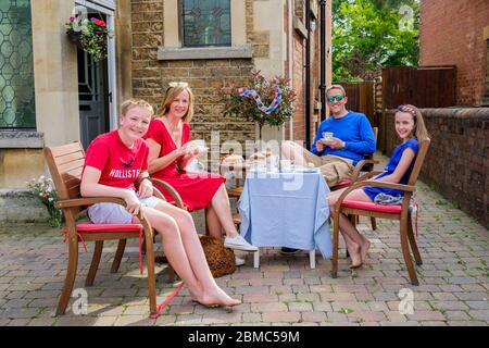 Chippenham, Wiltshire, Royaume-Uni, 8 mai 2020. Une famille est photographiée en prenant le thé de l'après-midi dans son jardin à l'avant, alors qu'elle commémorait le 75e anniversaire de la Ve journée . Credit: Lynchpics/Alay Live News Banque D'Images