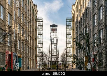 Entrepôts avec une tour de surveillance au loin. Banque D'Images