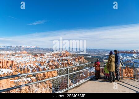 Famille regardant la vue depuis le point de vue panoramique de Sunset point, Bryce Amphitheatre, parc national de Bryce Canyon, Utah, États-Unis Banque D'Images