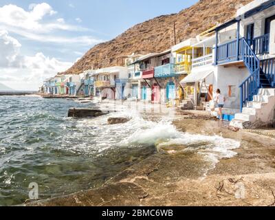 Village de pêcheurs Klima avec portes en bois aux couleurs vives - Ile de Milos - Grèce Banque D'Images