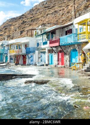 Village de pêcheurs Klima avec portes en bois aux couleurs vives - Ile de Milos - Grèce Banque D'Images