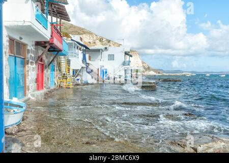 Village de pêcheurs Klima avec portes en bois aux couleurs vives - Ile de Milos - Grèce Banque D'Images