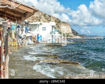 Village de pêcheurs Klima avec portes en bois aux couleurs vives - Ile de Milos - Grèce Banque D'Images