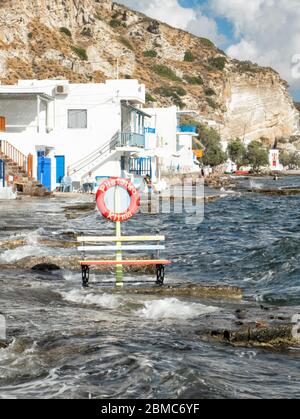 Village de pêcheurs Klima avec portes en bois aux couleurs vives - Ile de Milos - Grèce Banque D'Images