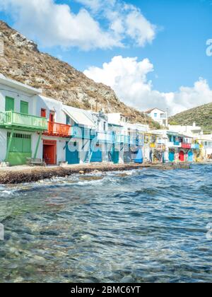 Village de pêcheurs Klima avec portes en bois aux couleurs vives - Ile de Milos - Grèce Banque D'Images