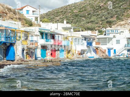 Village de pêcheurs Klima avec portes en bois aux couleurs vives - Ile de Milos - Grèce Banque D'Images