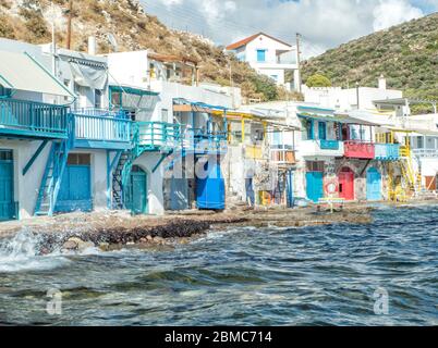 Village de pêcheurs Klima avec portes en bois aux couleurs vives - Ile de Milos - Grèce Banque D'Images