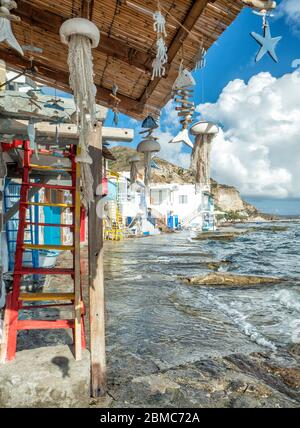 Village de pêcheurs Klima avec portes en bois aux couleurs vives - Ile de Milos - Grèce Banque D'Images