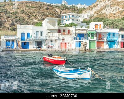 Village de pêcheurs Klima avec portes en bois aux couleurs vives - Ile de Milos - Grèce Banque D'Images