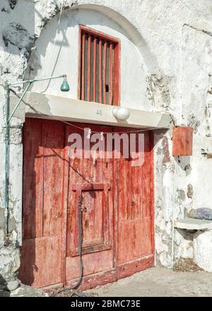 Village de pêcheurs Klima avec portes en bois aux couleurs vives - Ile de Milos - Grèce Banque D'Images