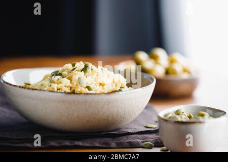 Bulgur avec pepitas, une alimentation saine recette facile à partir de nourriture stockée de longue date. Banque D'Images