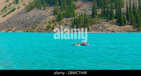 Panorama d'une femme méconnue faisant du kayak sur le lac Moraine en été, parc national Banff, Alberta, Canada. Banque D'Images
