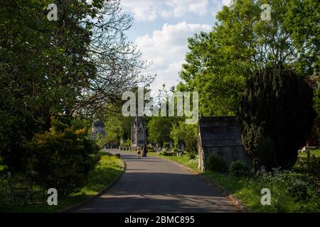 West Norwood, Royaume-Uni. 8 mai 2020. Cimetière de West Norwood à l'occasion du 75e anniversaire de la Ve Day, dans le sud de Londres, en Angleterre. Le cimetière de West Norwood est un cimetière rural de 40 hectares situé à West Norwood, à Londres, en Angleterre. Il était également connu sous le nom de cimetière métropolitain du Sud. Le cimetière contient 52 tombes de guerre du Commonwealth de la Seconde Guerre mondiale et 136 de la première Guerre mondiale (photo de Sam Mellish / Alamy Live News) Banque D'Images