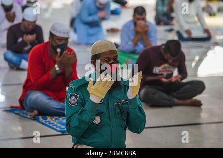 Dhaka, Bangladesh. 08e mai 2020. Les dévotés musulmans proposent des prières du vendredi tout en portant un masque facial par mesure de précaution contre le coronavirus (Covid-19) à la mosquée nationale Baitul Mukarram pendant le ramadan. Crédit : SOPA Images Limited/Alamy Live News Banque D'Images