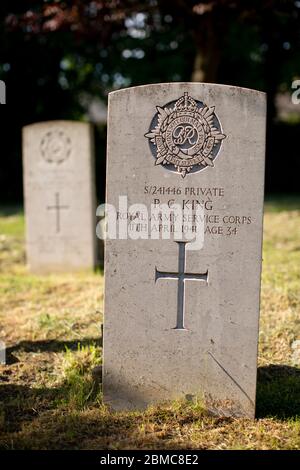 West Norwood, Royaume-Uni. 8 mai 2020. La guerre du Commonwealth tombe au cimetière de West Norwood, le 75e anniversaire de la Ve Day, dans le sud de Londres, en Angleterre. Le cimetière de West Norwood est un cimetière rural de 40 hectares situé à West Norwood, à Londres, en Angleterre. Il était également connu sous le nom de cimetière métropolitain du Sud. Le cimetière contient 52 tombes de guerre du Commonwealth de la Seconde Guerre mondiale et 136 de la première Guerre mondiale (photo de Sam Mellish / Alamy Live News) Banque D'Images