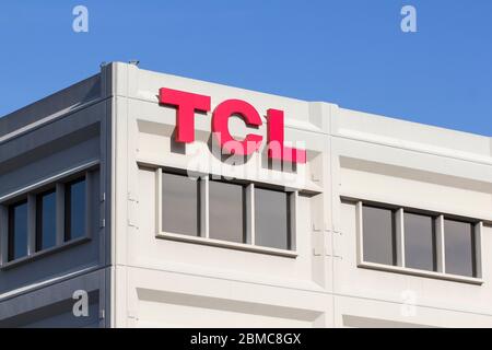 Le logo TCL est visible sur le campus de TCL Research America. TCL Corporation est une société chinoise d'électronique multinationale détenue en partie par l'État le 2/12/2020. Banque D'Images