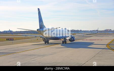NEW YORK – 23 NOVEMBRE 2019 – un avion de JetBlue (B6) sur la piste de l'aéroport international John F. Kennedy (JFK) à New York. Banque D'Images