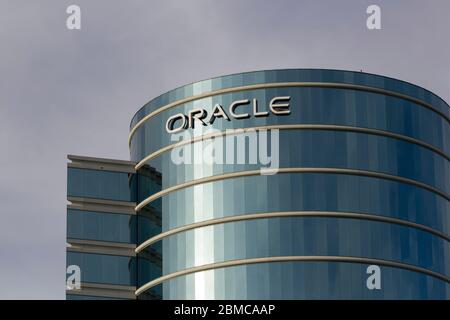 Le panneau Oracle est visible au siège d'Oracle Corporation à Redwood Shores, Californie, le 16 février 2020. Banque D'Images