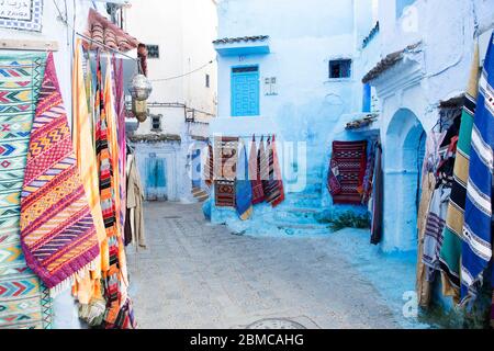 Chefchouen ville bleue marocaine dans les montagnes, tapis dans la rue Banque D'Images