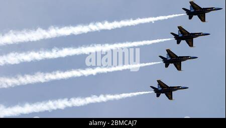 WEST PALM BEACH, FL - 06 MAI 2006 : 2e jour, US Navy Blue Angels pratice pour le spectacle de l'air et de la mer de fort Lauderdale. Les Blue Angels, l'escadron de démonstration de vol naval des États-Unis (USNFDS), sont un mélange de vols de formation et de routines solo utilisant les F/A-18 Hornets. Les pilotes effectuent environ 30 manœuvres pendant la démonstration aérienne, qui dure environ une heure et 15 minutes. Le spectacle a lieu les 6 et 7 mai. Pi. Lauderdale Beach, Floride personnes: Blue Angels crédit: Storms Media Group/Alay Live News Banque D'Images