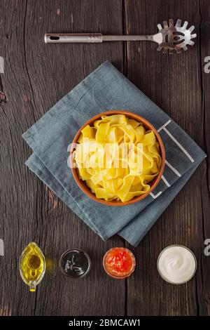 Pâtes pamppardelles au saumon. cuisine italienne traditionnelle. Ingrédients finis sur une table en bois Banque D'Images