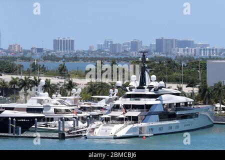 MIAMI BEACH, FL - MAI 08: COVID-19: Dallas Cowboys propriétaire Jerry Jones nouveau 109m /357′ Bravo Eugenia construit par Oceanco Yachts. Jerry's Yact était assis vide alors que Miami a payé le respect aux premiers intervenants que les Blue Angels survolent Miami . Les Blue Angels de la Marine américaine ont honoré les intervenants et les travailleurs essentiels de première ligne COVID-19 avec des vols de formation ici le 8 mai 2020 à Miami Beach, Floride personnes: Bravo Eugenia, Jerry Jones, Blue angles crédit: Storms Media Group/Alay Live News Banque D'Images