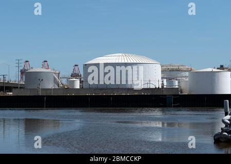 Réservoirs de stockage de pétrole brut et de chimican dans le port de Los Angeles Banque D'Images