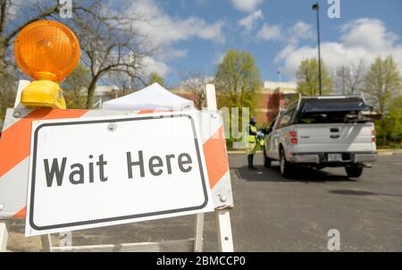 Schaumburg, Illinois, États-Unis. 8 mai 2020. La banlieue de Chicago, à Schaumburg, Illinois, a organisé un événement de distribution de masques gratuit de trois jours pour ses résidents, où ils ont prévu de distribuer environ 70,000 masques. À compter du 1er mai, toutes les personnes de plus de 2 ans dans l'Illinois doivent porter un masque ou une couverture faciale en public ou au travail lorsque la distance sociale de 6 pieds est impossible ou impossible. Le village de banlieue a une population d'environ 158,000 000 habitants. Crédit : ZUMA Press, Inc./Alay Live News Banque D'Images