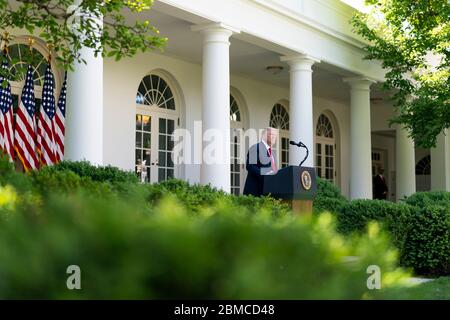 Washington, États-Unis d'Amérique. 07th Mai 2020. Washington, États-Unis d'Amérique. 07 mai 2020. Le président américain Donald Trump s'adresse à la Journée nationale de prière dans le jardin des roses de la Maison Blanche le 7 mai 2020 à Washington, DC crédit: Andrea Hanks/White House photo/Alay Live News Banque D'Images
