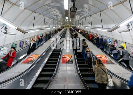 Personnes sur les escaliers mécaniques dans la station de métro Holborn, Londres Angleterre Royaume-Uni Banque D'Images
