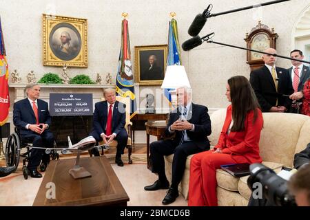 Washington, États-Unis d'Amérique. 07th Mai 2020. Washington, États-Unis d'Amérique. 07 mai 2020. Le président américain Donald Trump, accompagné du vice-président Mike Pence et des membres du Groupe de travail sur le coronavirus de la Maison Blanche, rencontre Texas Gov. Greg Abbott dans le bureau ovale de la Maison Blanche le 7 mai 2020 à Washington, DC. Crédit : Tia Dufour/White House photo/Alay Live News Banque D'Images