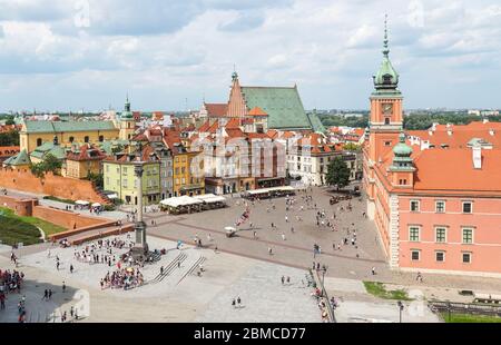 Touristes sur la place du Château à Varsovie, Pologne Banque D'Images