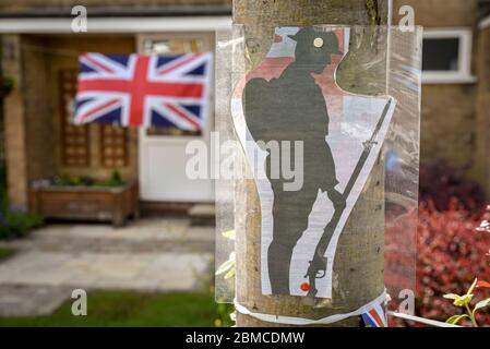 Symbole de soldat de l'ombre coupant le plastique et fixé à l'arbre décoré le 75e anniversaire VE Day en Angleterre petit vige - Ackworth Banque D'Images