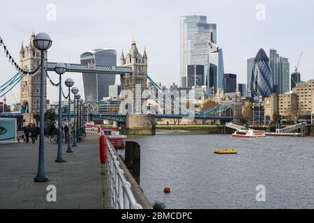 Le Tower Bridge et les gratte-ciels de la ville de Londres vus de Butler's Wharf Pier, Bermondsey, Angleterre Royaume-Uni Banque D'Images