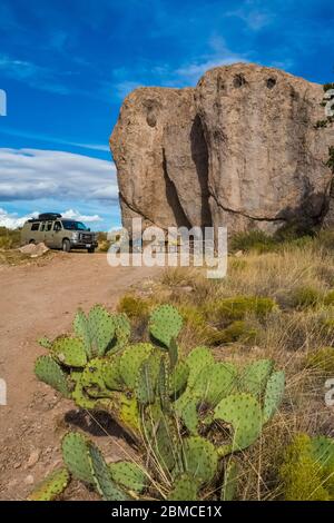 Camping parmi les pinnacles du parc national de la ville de Rocks, situé entre Silver City et Deming dans le désert de Chihuahuan, Nouveau-Mexique, Etats-Unis Banque D'Images