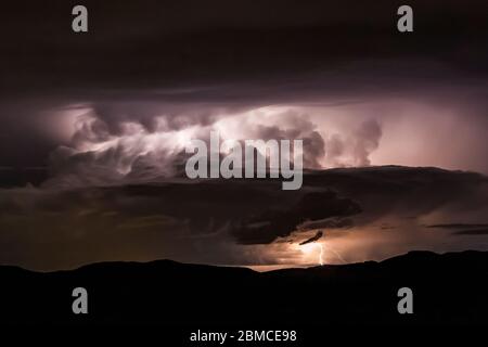 Orage nocturne intense avec foudre nuageuse au-dessus de la vallée de Mimbres et des montagnes environnantes, vue depuis le parc national de City of Rocks, Banque D'Images