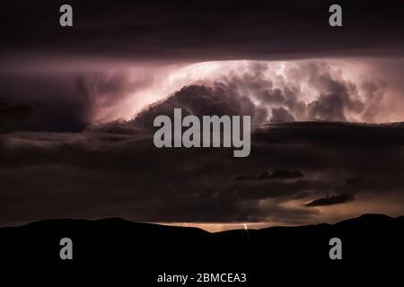 Orage nocturne intense avec foudre nuageuse au-dessus de la vallée de Mimbres et des montagnes environnantes, vue depuis le parc national de City of Rocks, Banque D'Images