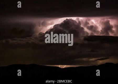 Orage nocturne intense avec foudre nuageuse au-dessus de la vallée de Mimbres et des montagnes environnantes, vue depuis le parc national de City of Rocks, Banque D'Images