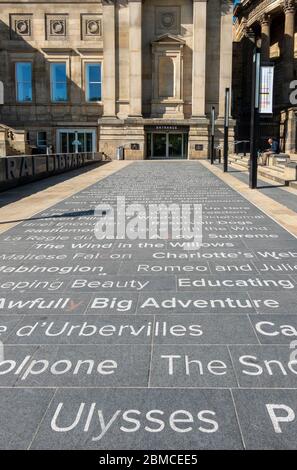 Réservez des titres à l'entrée de la bibliothèque centrale de Liverpool Banque D'Images