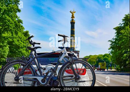 Berlin, Allemagne - 8 mai 2020 : voiture garée avec un porte-vélos attaché à la poupe et des vélos montés sur celle-ci. En arrière-plan, vous voyez le défocus Banque D'Images