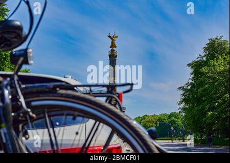 Berlin, Allemagne - 8 mai 2020 : voiture garée non concentrée avec un porte-vélo attaché à la poupe et des vélos montés dessus. En arrière-plan, vous voyez t Banque D'Images