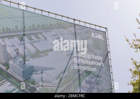 Veldhoven, pays-Bas, 8 mai 2020. Détail de la marque de la société ASML devant le bâtiment. L’entreprise néerlandaise est le fournisseur mondial o Banque D'Images