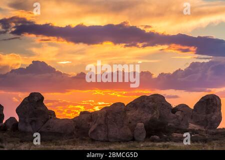 Nuages éclairés par le soleil couchant vue depuis le parc national de City of Rocks, situé entre Silver City et Deming dans le désert de Chihuahuan, Nouveau-Mexique, États-Unis Banque D'Images