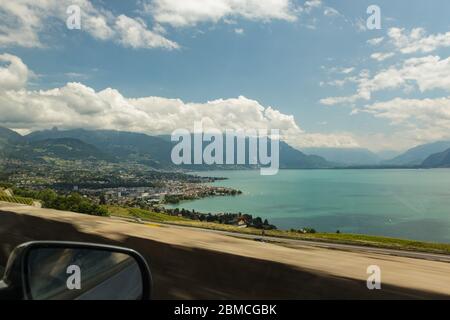 Vue sur le lac Léman depuis l'autoroute. Maisons de campagne entourées de vignobles verts. Région près du Mont Pelerin - montagne du plateau suisse, ov Banque D'Images