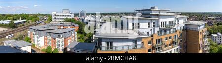 Une vue panoramique aérienne sur le centre-ville de Basingstoke : gare, Winterthur House, Festival place, bâtiment Midpoint, Churchill place, Royaume-Uni Banque D'Images