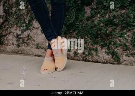 Femme portant des sandales, sandales à modélisation, jambes avec jeans, pieds de femme. Banque D'Images