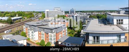 Vue aérienne d'été sur le centre-ville de Basingstoke : gare, Winterthur House, Festival place, Midpoint Building, Churchill place Banque D'Images